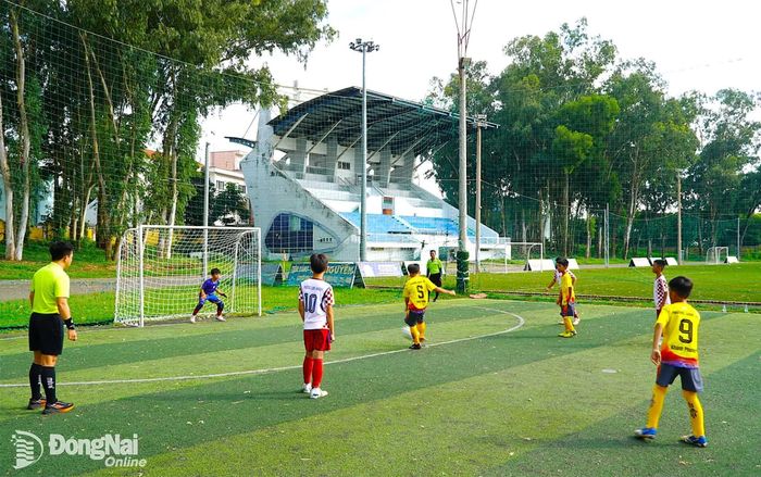 Những pha bóng hấp dẫn giữa 2 đội bóng Long Khánh và Xuân Lập. Ảnh: An Nhơn