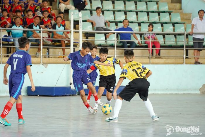 Các cầu thủ nhí thi đấu sôi nổi với nhiều pha bóng gay cấn trong ngày khai mạc. Ảnh: Lê Duy