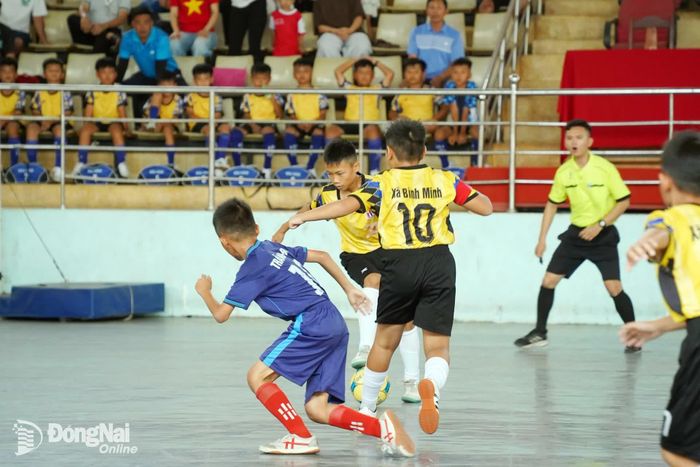 Các đội bóng bước vào trận đấu đầu tiên với những màn tranh chấp quyết liệt và nhiều tình huống hấp dẫn trên sân. Ảnh: Lê Duy