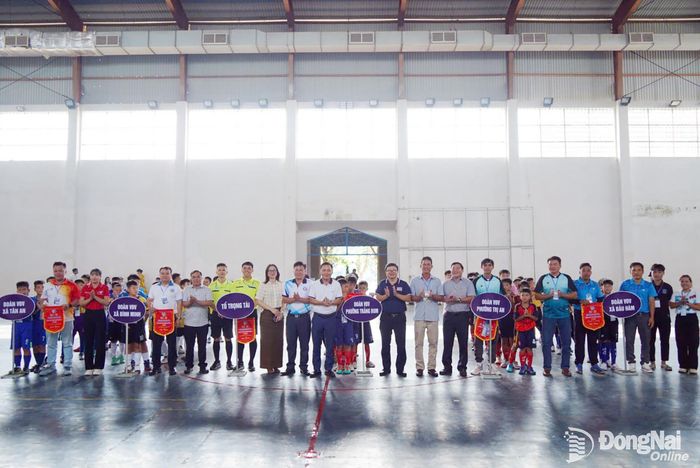 Đại diện Ban tổ chức, các đại biểu tham dự lễ khai mạc và chụp hình cùng các đội bóng. Ảnh: Lê Duy