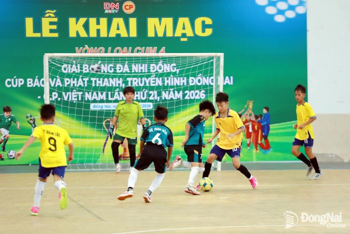 Trận đấu khai mạc cụm 4 giữa hai đội phường Xuân Lộc và xã Xuân Hòa. Ảnh: Huy Anh
