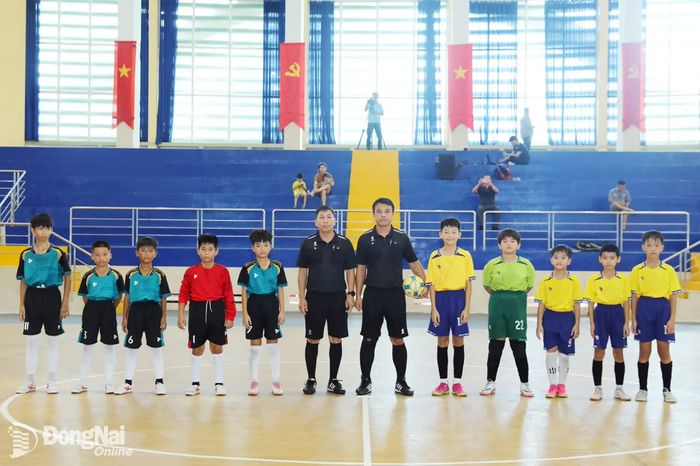 Hai đội bóng phường Xuân Lộc và xã Xuân Hòa thi đấu trận khai mạc. Ảnh: Huy Anh