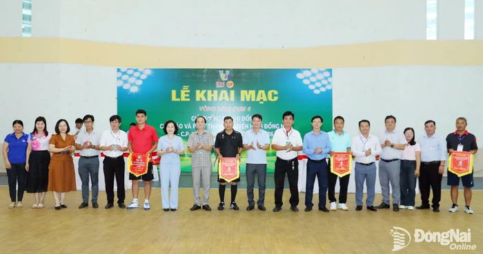 Ông Cao Quốc Sang, Phó Giám đốc phụ trách Báo và Phát thanh, Truyền hình Đồng Nai, Trưởng ban tổ giải và bà Nguyễn Thị Cát Tiên, Bí thư Đảng ủy, Chủ tịch HĐND phường Xuân Lộc cùng đại diện các đội bóng tại lễ khai mạc vòng loại cụm 4. Ảnh: Huy Anh
