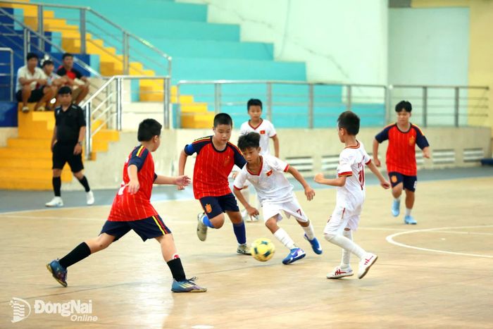 Đội bóng nhi đồng xã Xuân Phú (áo trắng) giành chiến thắng với tỷ số đậm trước xã Xuân Định ở lượt trận thứ hai. Ảnh: Huy Anh