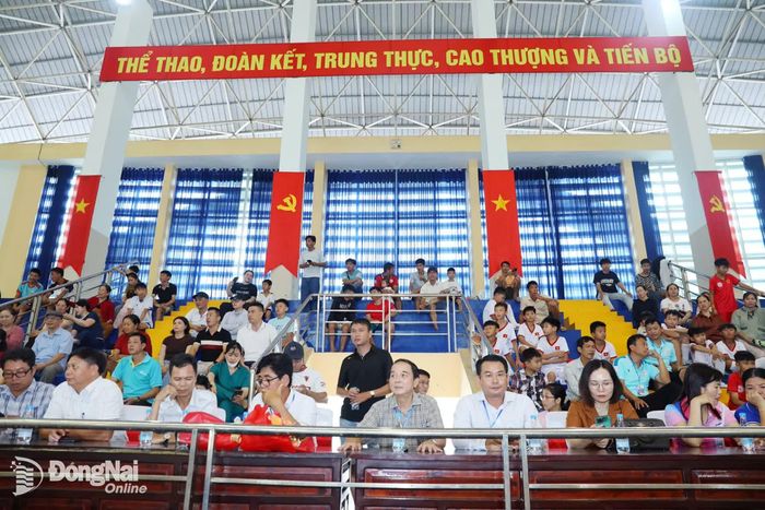 Đông đảo khán giả trên khán đài xem các đội thi đấu. Ảnh: Huy Anh