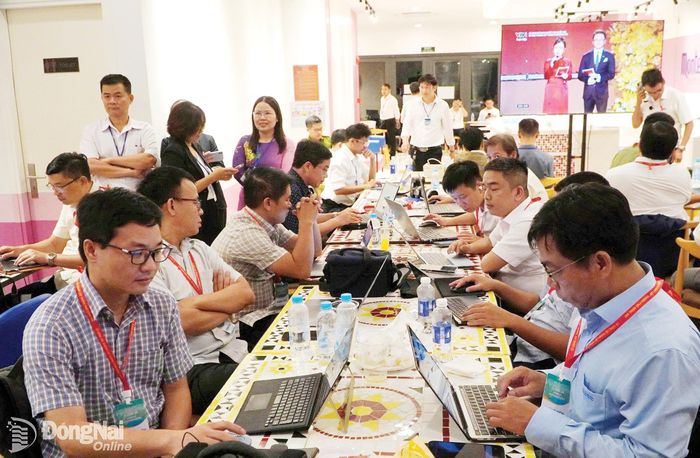 Các phóng viên, biên tập viên tác nghiệp tại sự kiện Lễ công bố Nghị quyết của Quốc hội về việc thành lập thành phố Đồng Nai ngày 18-5-2026. Ảnh: C.T.V