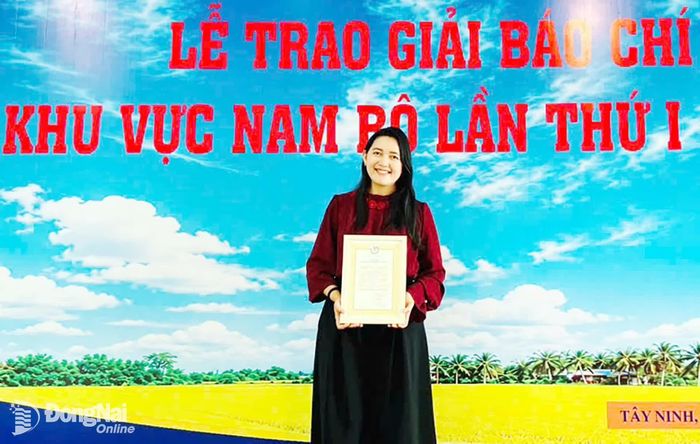 Nhà báo Trần Thị Mỹ Linh nhận Giải Báo chí khu vực Nam Bộ lần thứ I-2026. Ảnh: NVCC