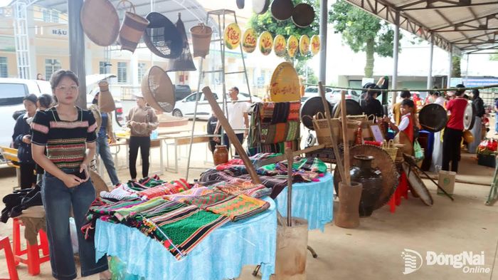 Khu trưng bày các giá trị văn hóa đặc trưng của cộng đồng các dân tộc trên địa bàn xã. Ảnh: Vũ Thuyên