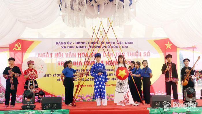 Hội thi trình diễn trang phục truyền thống các dân tộc. Ảnh: Vũ Thuyên