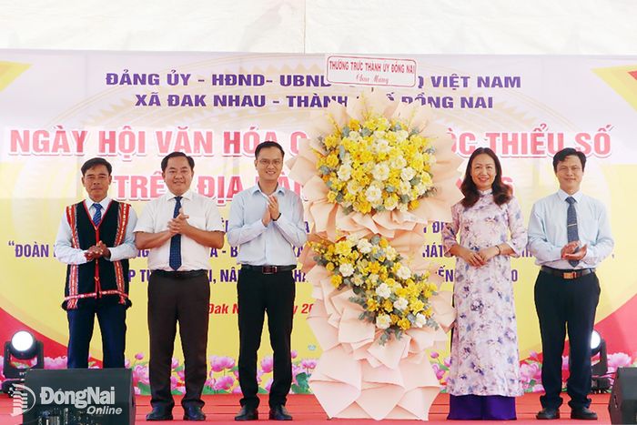 Thường trực Thành ủy Đồng Nai tặng lẵng hoa chúc mừng ngày hội. Ảnh: Vũ Thuyên