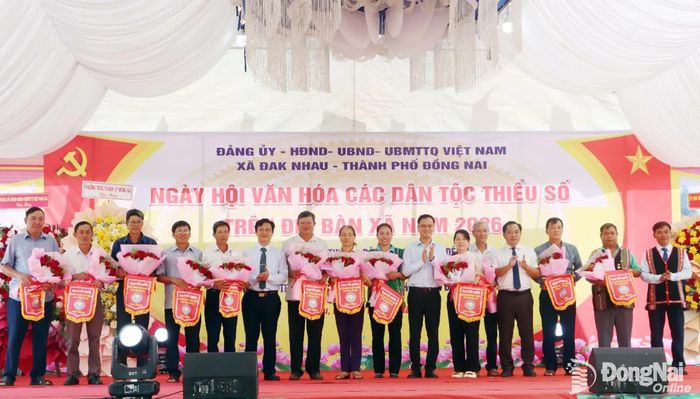Ban tổ chức trao cờ lưu niệm cho các đoàn tham dự ngày hội. Ảnh: Vũ Thuyên