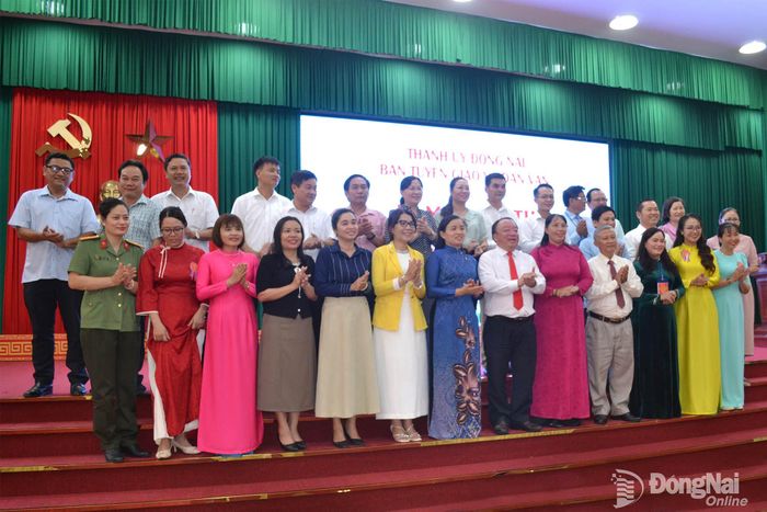 Ban giám khảo, Ban tổ chức hội thi, các đại biểu và thí sinh chụp hình lưu niệm. Ảnh: Phương Hằng