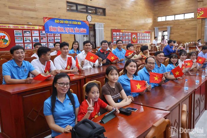 Cổ động viên cổ vũ cho hội thi. Ảnh: Phương Hằng