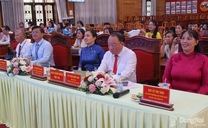 Ban giám khảo theo dõi phần thi của thí sinh. Ảnh: Phương Hằng