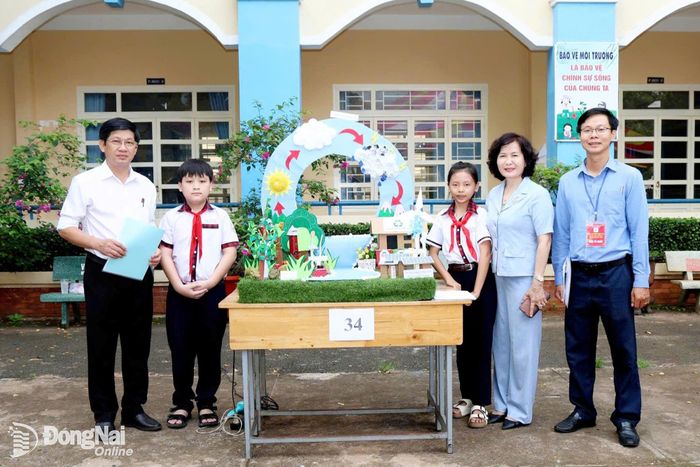 Bí thư Đảng ủy, Chủ tịch HĐND phường Xuân Lộc Nguyễn Thị Cát Tiên và Phó Chủ tịch UBND phường Xuân Lộc Thân Anh Thiết, Trưởng ban tổ chức cuộc thi tham quan sản phẩm, mô hình dự thi. Ảnh: Tuệ Lâm