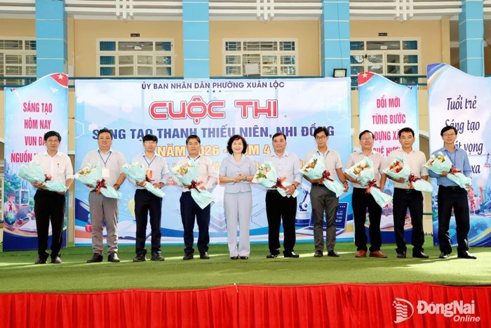 Bí thư Đảng ủy, Chủ tịch HĐND phường Xuân Lộc Nguyễn Thị Cát Tiên tặng hoa Ban giám khảo và Thư ký Hội đồng thi. Ảnh: Tuệ Lâm