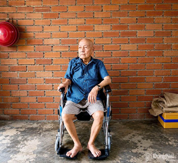 Ông Nguyễn Văn Trường (76 tuổi) vừa trải qua phẫu thuật thay khớp háng nhân tạo. Ảnh: Thu Hiền