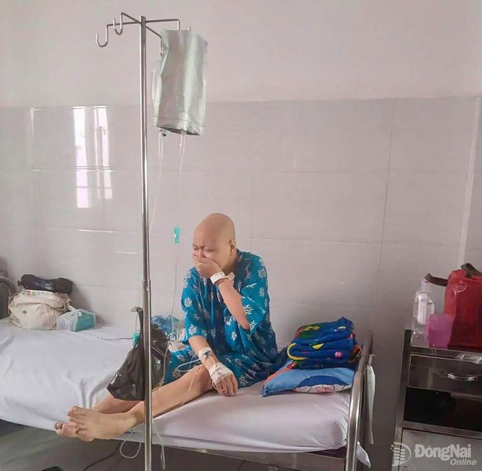 24 tuổi, cái tuổi đẹp nhất đời người nhưng em Nguyễn Thị Thanh Hằng phải gác lại giấc mơ lo cho ba mẹ già vì bệnh ung thư đã di căn. Ảnh: Thu Hiền