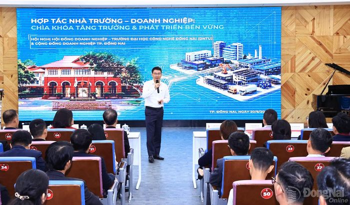 Đại diện doanh nghiệp trình bày nội dung tăng cường hợp tác doanh nghiệp và nhà trường nâng cao chất lượng đào tạo. Ảnh: Công Nghĩa