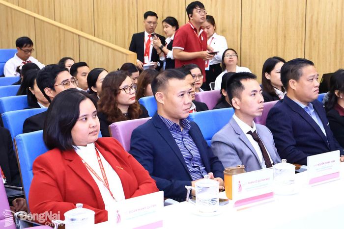 Ban giám hiệu Trường đại học Công nghệ Đồng Nai và các doanh nghiệp đối tác dự hội nghị. Ảnh: Công Nghĩa