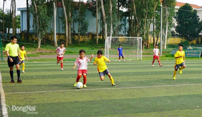Trận đấu hấp dẫn giữa đội chủ nhà Long Khánh và U.11 phường Xuân Lập. Ảnh: An Nhơn
