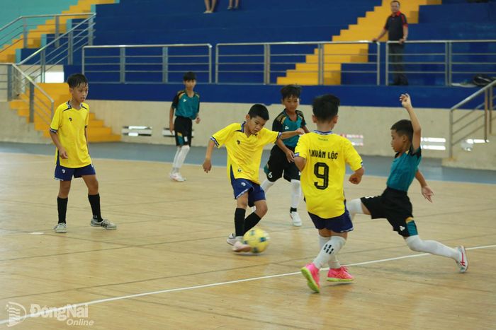 Sau 2 lượt trận, đội Xuân Lộc (áo vàng) hiện toàn thắng, giành 6 điểm và chính thức đoạt vé dự vòng chung kết trước một vòng đấu. Ảnh: Huy Anh