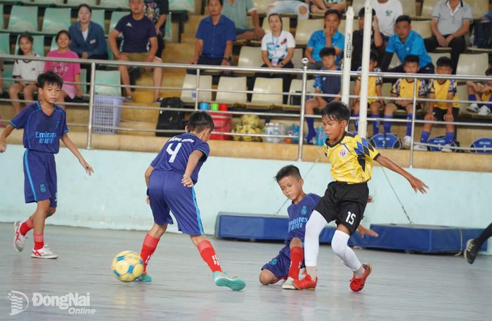 Nhiều pha bóng kịch tính giữa đội chủ nhà U.11 Trảng Bom và U.11 xã Bình Minh. Ảnh: Lê Duy