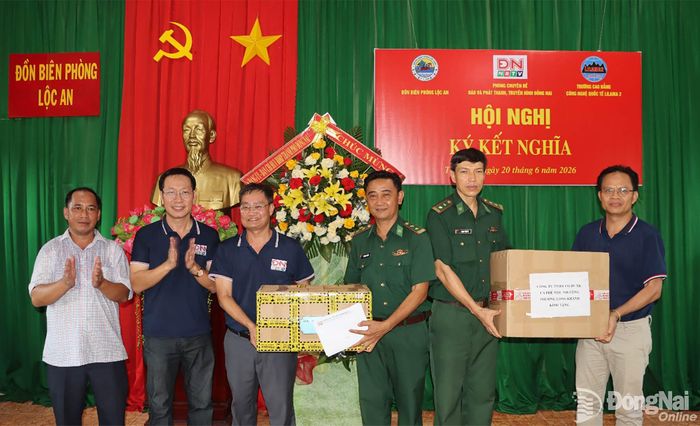 Phòng Chuyên đề tặng quà hỗ trợ Đồn biên phòng Lộc An. Ảnh: Vũ Thuyên