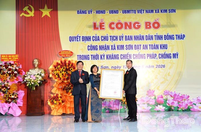 Lãnh đạo xã Kim Sơn nhận Quyết định của Chủ tịch UBND tỉnh Đồng Tháp công nhận xã Kim Sơn đạt An toàn khu trong thời kỳ kháng chiến chống thực dân Pháp và đế quốc Mỹ.