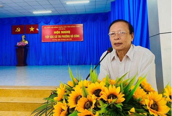 Cử tri phường Gò Công phát biểu ý kiến tại buổi tiếp xúc.
