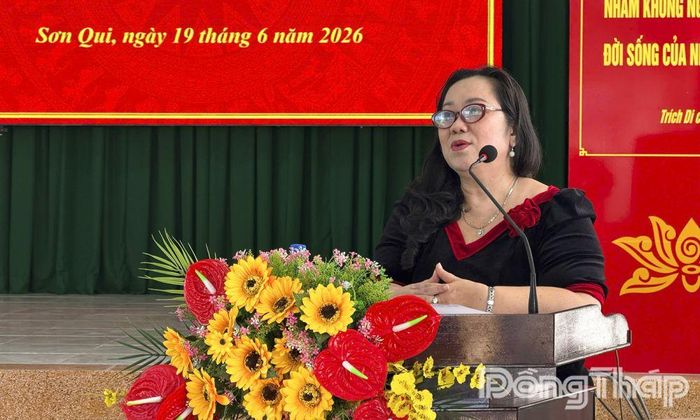 Đồng chí Nguyễn Thị Tuyết Vân, Phó Trưởng Ban Văn hóa - Xã hội HĐND tỉnh, phát biểu tại buổi tiếp xúc cử tri phường Sơn Qui.
