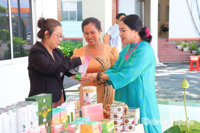 Đại biểu tham quan, tìm hiểu các sản phẩm chế biến từ sen được trưng bày bên lề Hội thảo Sen năm 2026.