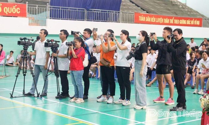 Phóng viên tác nghiệp. Ảnh: LÊ MINH
