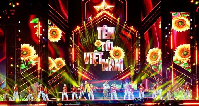 Tiết mục "Tên tôi Việt Nam" do ca sĩ, rapper Phúc Bồ, Rick trình bày. Ảnh: Dương Linh