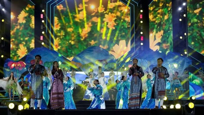 Tiết mục “Gia Lai tầm cao mới” với sự trình diễn của các nghệ sĩ, diễn viên Trung tâm Văn hóa tỉnh. Ảnh: Dương Linh