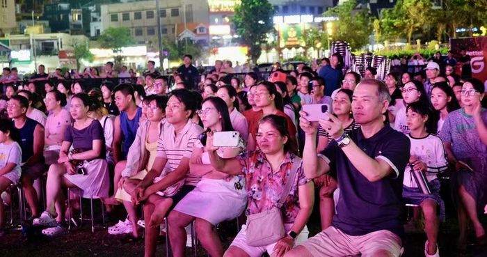 Đông đảo khán giả đến xem buổi tổng duyệt. Ảnh: Dương Linh