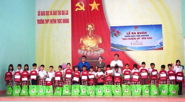 Ban Thường vụ Tỉnh đoàn tặng quà cho các em học sinh có hoàn cảnh khó khăn đạt thành tích tốt trong học tập. Ảnh: Chu Hằng