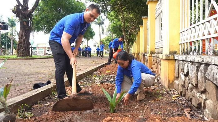 Đoàn viên, thanh niên trồng vườn thanh niên trong khuôn viên Đảng ủy, Ủy ban MTTQ xã Ia Grai. Ảnh: Chu Hằng