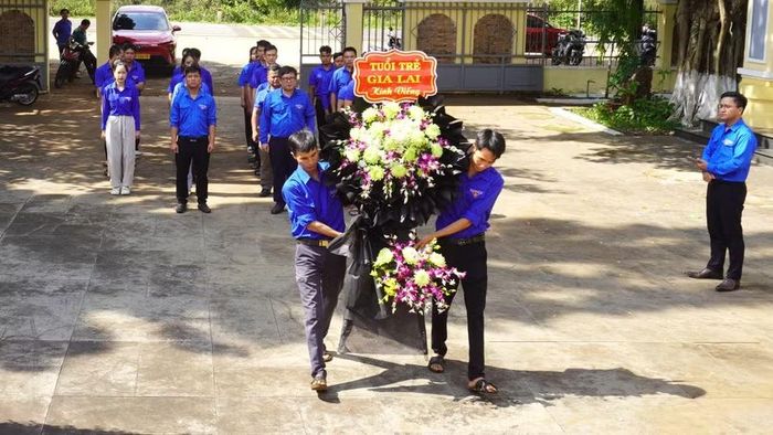 Ban Thường vụ tỉnh đoàn dâng hương, dâng hoa tại Nghĩa trang liệt sĩ xã Ia Grai. Ảnh: Chu Hằng