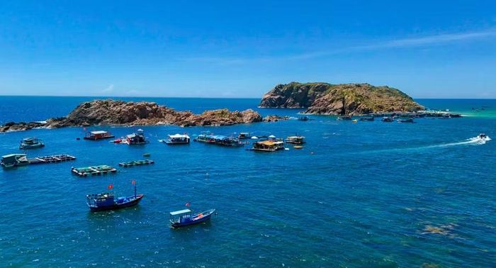  Tham quan đảo Hòn Khô - điểm đến nổi bật với cảnh quan biển đảo và các hoạt động du lịch trải nghiệm. Ảnh: Đoan Ngọc 