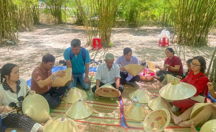  Tìm hiểu quy trình làm nón ngựa Phú Gia. Ảnh: Nguyễn Hòa 