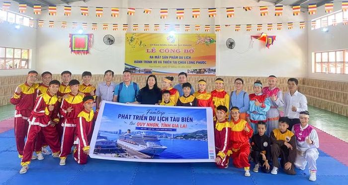  Tham quan, xem biểu diễn võ cổ truyền Bình Định và chụp ảnh lưu niệm tại chùa Long Phước. Ảnh: Nguyễn Hòa 