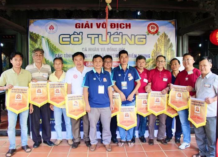 Ban Tổ chức trao cờ lưu niệm cho các đoàn tham dự. Ảnh: Minh Chí