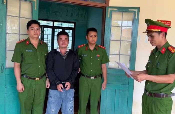 Đối tượng Phát bị khởi tố vì dùng bình trà ném vào người đàn ông. Ảnh: ĐVCC