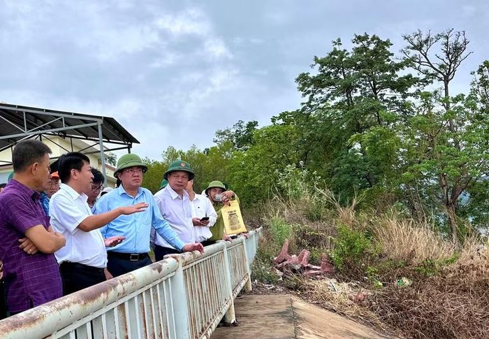  Chủ tịch UBND tỉnh Phạm Anh Tuấn (hàng đầu, thứ 3 từ trái sang) kiểm tra thực tế tại hồ chứa nước Ia Mơr. Ảnh: Hà Duy 