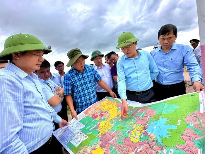  Chủ tịch UBND tỉnh Phạm Anh Tuấn (hàng đầu, thứ 2 từ phải sang) kiểm tra thực tế các kênh nhánh hồ chứa nước Ia Mơr. Ảnh: Hà Duy 