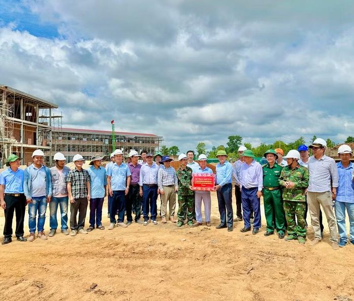  Chủ tịch UBND tỉnh Phạm Anh Tuấn (hàng đầu, thứ 6 từ phải sang) tặng quà động viên đội ngũ công nhân, kỹ sư đang tham gia thi công tại điểm trường Ia Mơ. Ảnh: Hà Duy 
