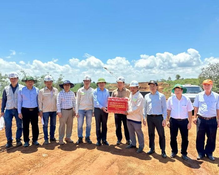  Chủ tịch UBND tỉnh Phạm Anh Tuấn (thứ 6 từ trái sang) tặng quà cho các đơn vị đang triển khai thi công dự án thành phần 3 thuộc Dự án đường bộ cao tốc Quy Nhơn - Pleiku. Ảnh: Hà Duy 
