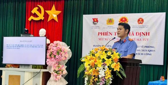 Báo cáo viên tuyên truyền pháp luật cho đoàn viên, thanh niên phường Quy Nhơn Tây. Ảnh: ĐVCC