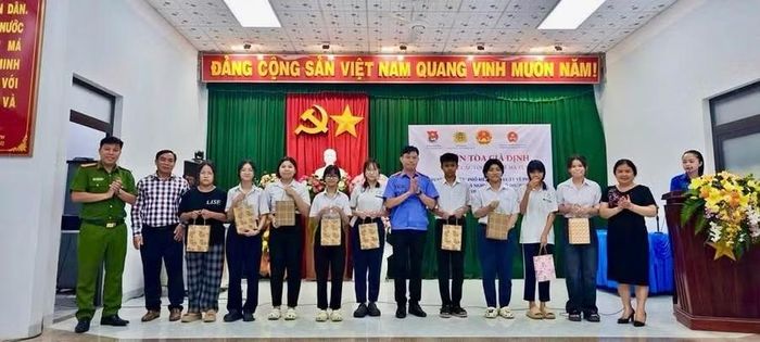 Tặng quà cho trẻ em tại chương trình. Ảnh: ĐVCC